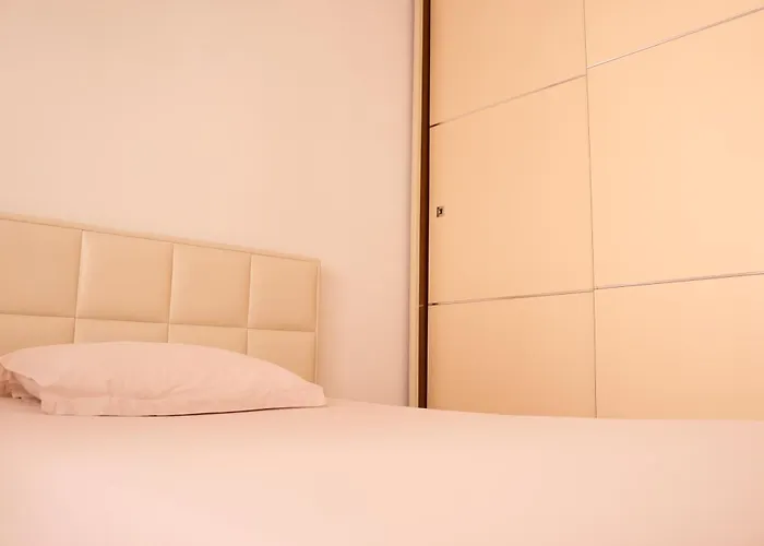 Flagnest - Vintage Comfort Tiran